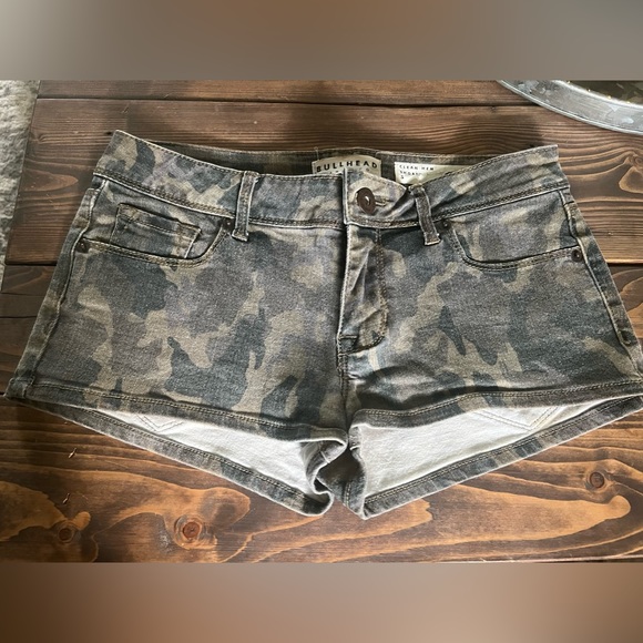 Womens camo bullhead shorts size 5 - Picture 1 of 3